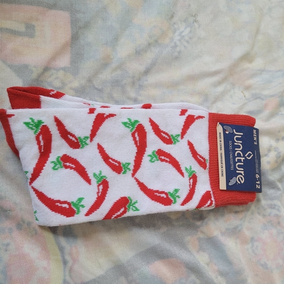 🐘 4 For $12. Men's Novelty Print Hot Pepper Socks - Picture 1 of 4